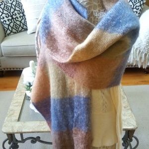 NWOT ! gorgeous Plaid Fringed Blanket Scarf